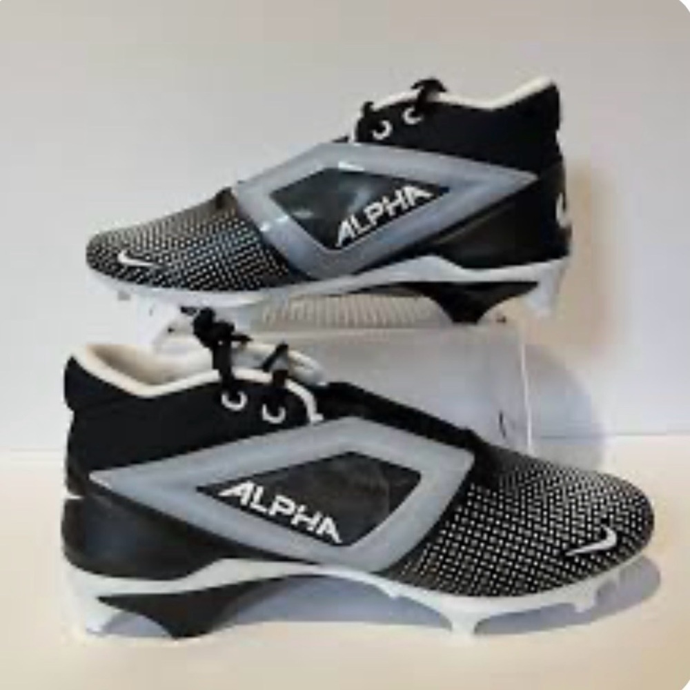 Nike men’s Alpha Menace 4 Pro Football Cleats 15 Black White  new RUNNING